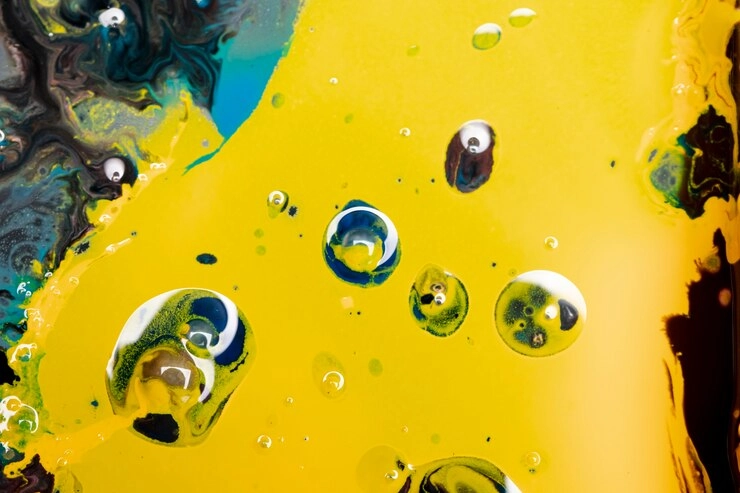 روغن موتور معدنی - تصویر هنری از روغن به رنگ زرد